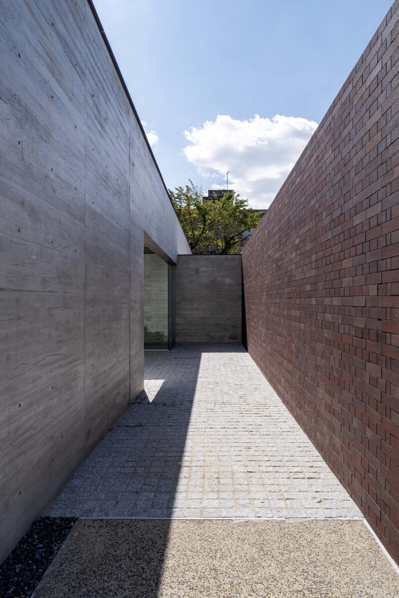 HOUSE WITH THREE COURTYARDS | WORKS | WARO KISHI + K